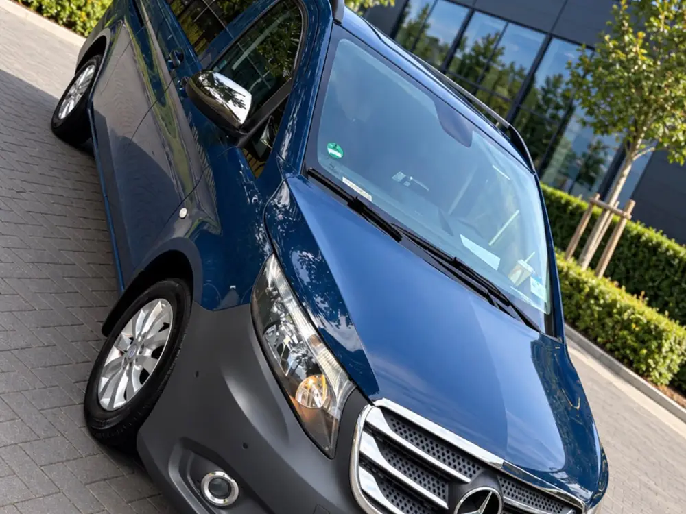 Blauwe Mercedes Vito taxibus van Taxi Poppel