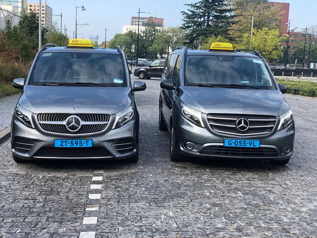 Twee Mercedes taxibussen van Taxi Poppel